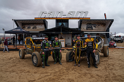 Les coureurs de l'équipe d'usine Can-Am gagnent le classement général des véhicules côte-à-côte (UTV) et remportent la première et la deuxième place dans la classe UTV Pro Mod.